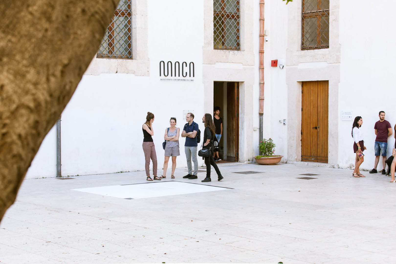 Carmelo Nicotra, Munumentu, 2018, stampa su pvc, Piazza Ciullo, Alcamo. Foto CAVE Studio