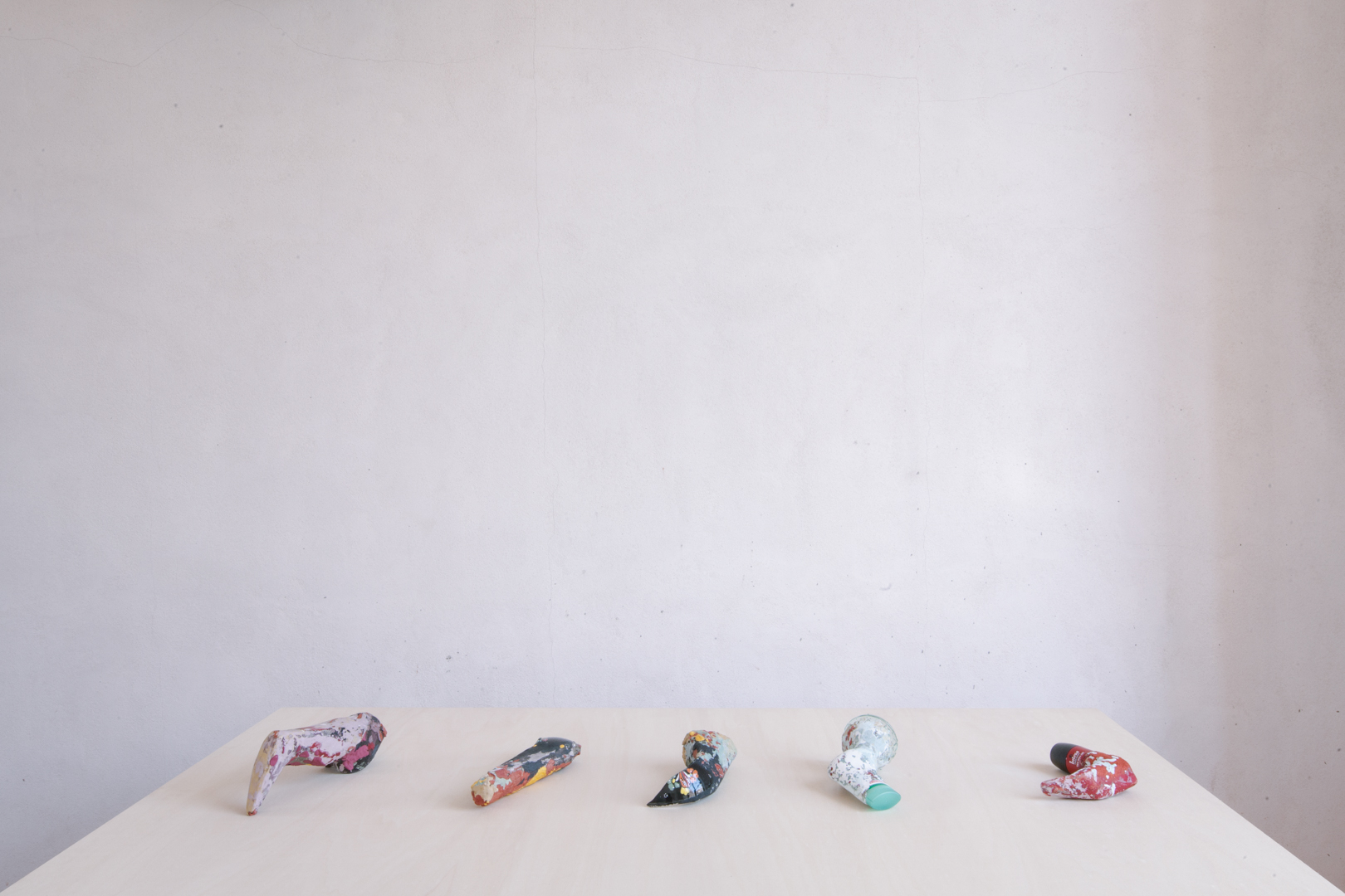 Francesca Ferreri, Eterocronie, 2017, frammenti ceramici e oggetti, gesso, pigmenti, resina consolidante. Foto CAVE Studio