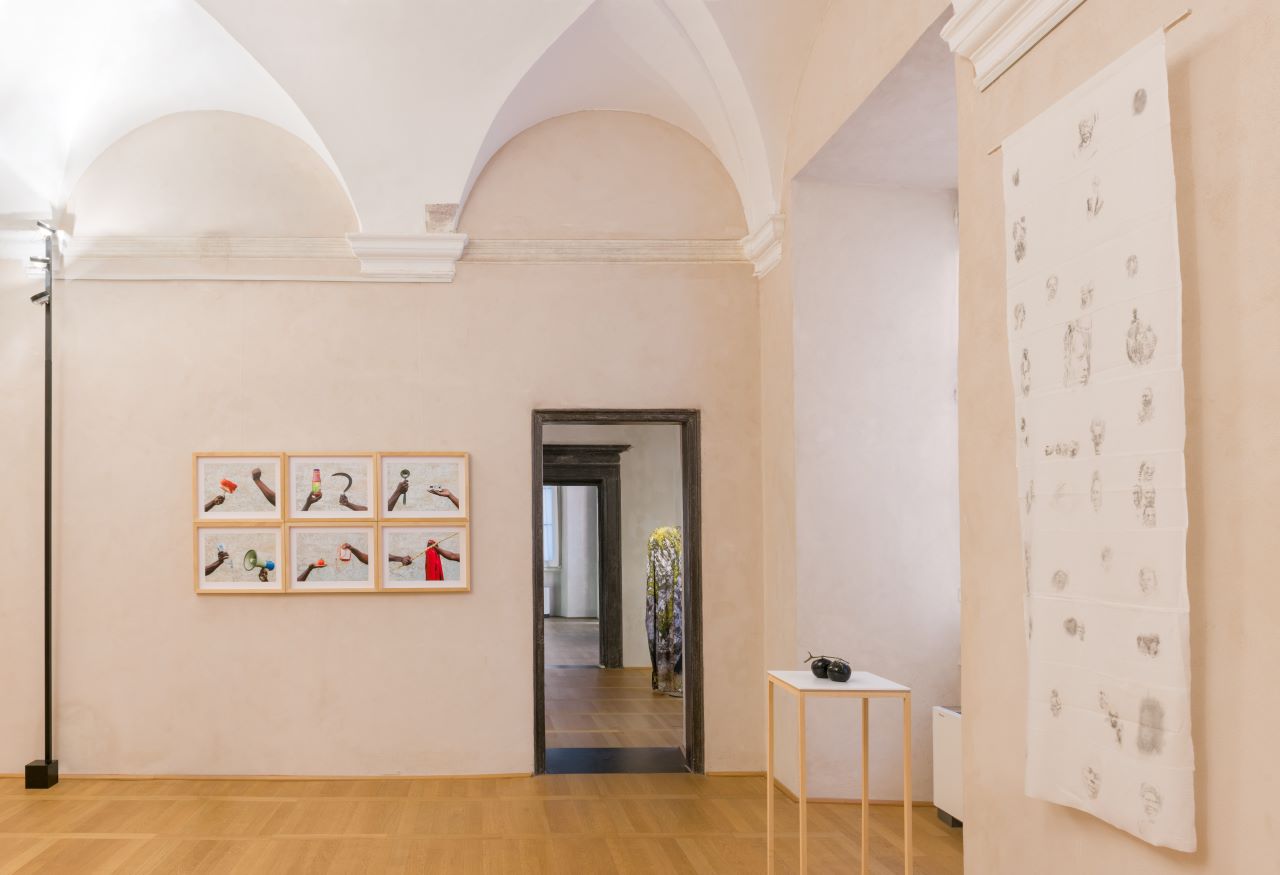 Nico Angiuli, Ideologia e materia, 2015; Binta Diaw, Nero Sangue, 2020-2022. Foto Anna Positano | Studio Campo