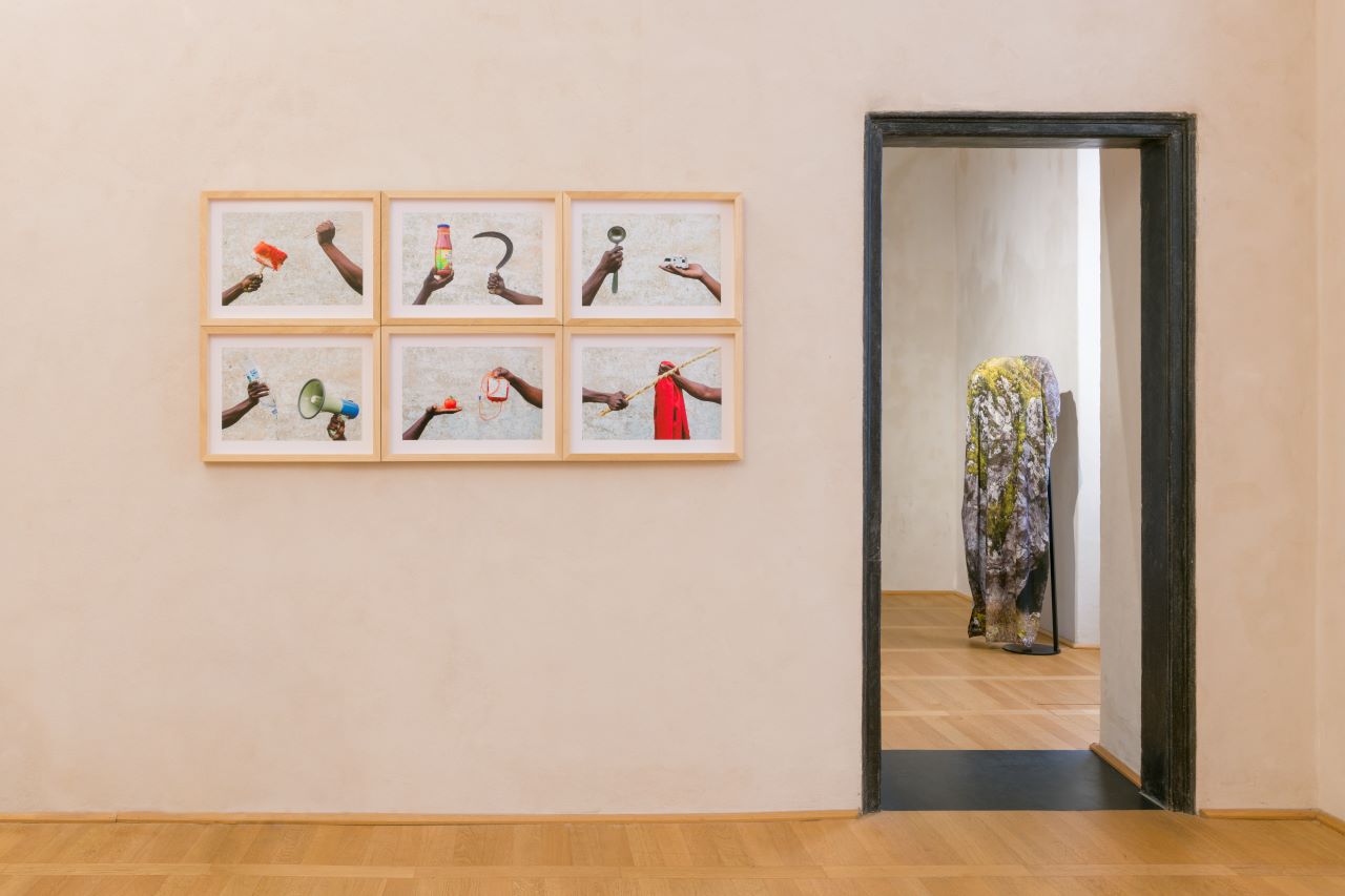 Nico Angiuli, Ideologia e materia, 2015; Francesca Marconi, Cartografia dell'orizzonte/Trans-humus. Alex sul sentiero delle Marocche di Dro, 2019. Foto Anna Positano | Studio Campo