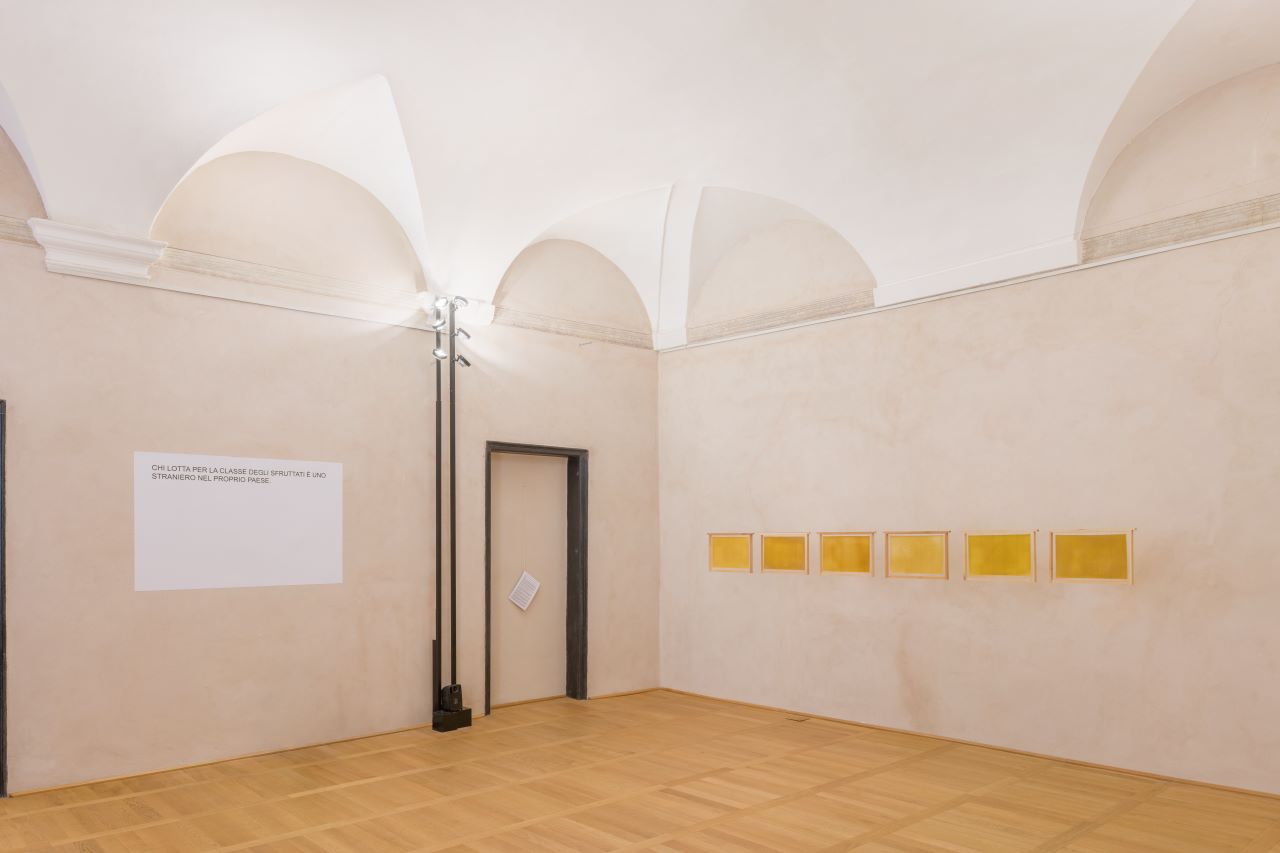 Claire Fontaine, Affiches sans images (Commentaires aux poèmes de Brecht, 1939), 2007; Elena Mazzi, Rosario Sorbello, En route to the South, 2015. Foto Anna Positano | Studio Campo