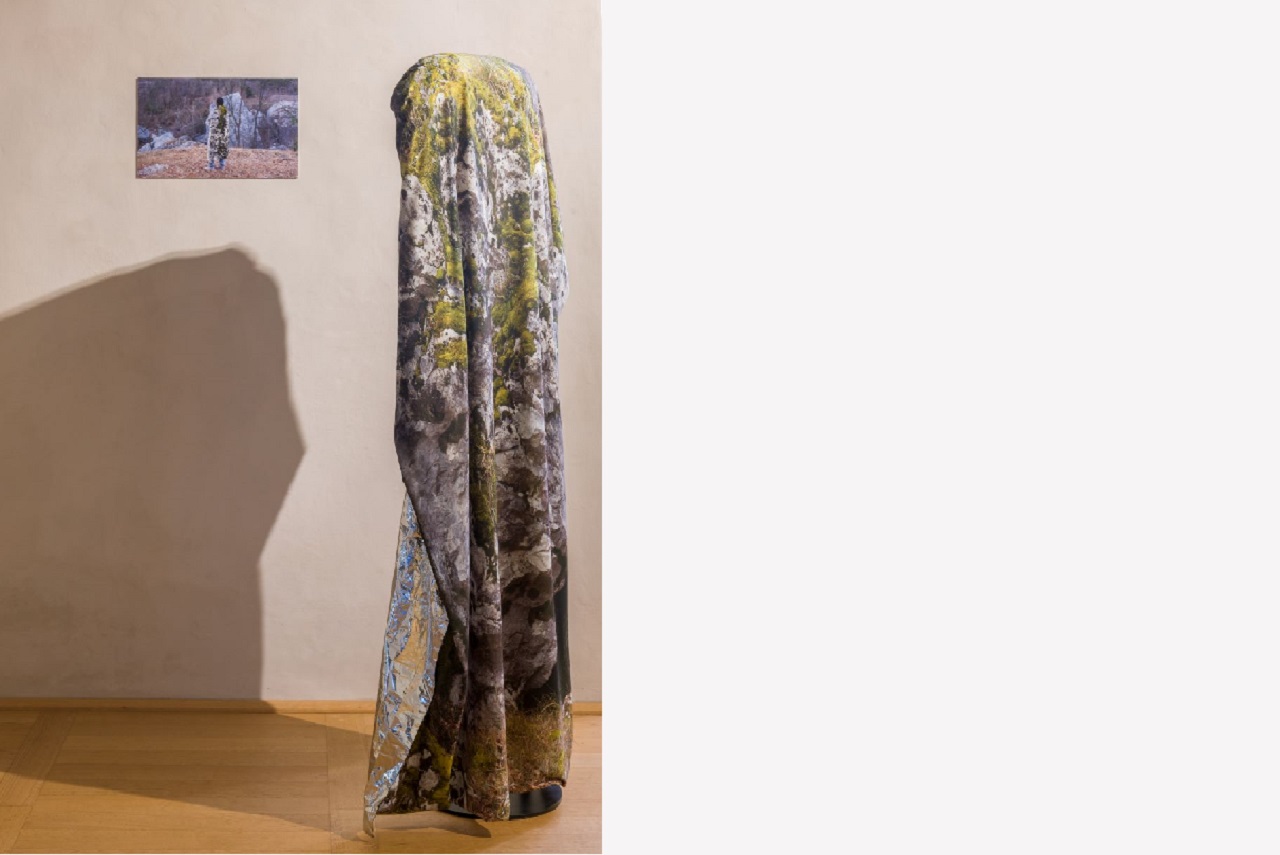 Francesca Marconi, Cartografia dell'orizzonte/Trans-humus. Alex sul sentiero delle Marocche di Dro, 2019. Foto Anna Positano | Studio Campo